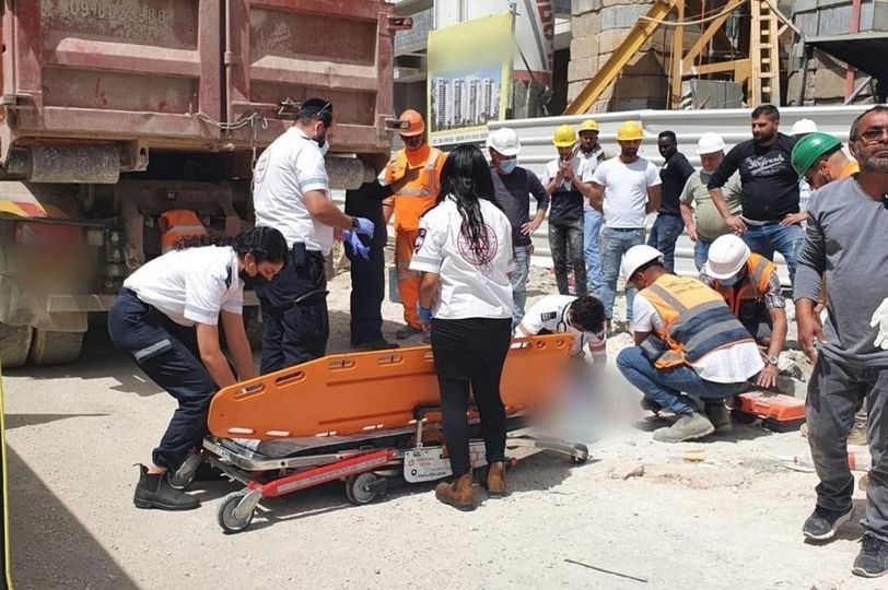 الرملة: اصابة خطرة لعامل دهسته شاحنة في ورشة بناء